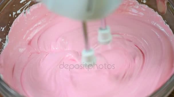Klop met een mixer roze meringue — Stockvideo