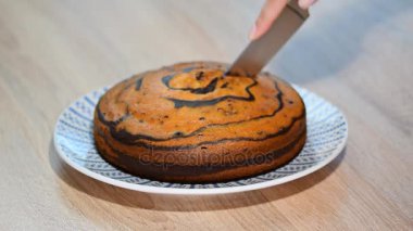 Zebra pastadan bir parça kesme