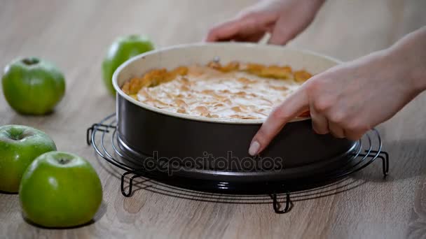 Retire el pastel de manzana de la bandeja para hornear . — Vídeos de Stock