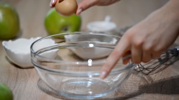 Batir los huevos en el bowl — Vídeo de stock