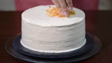 Ev yağmurlama ile pasta yaptı. Fırıncı kırıntıları kek üzerine sprinkles..