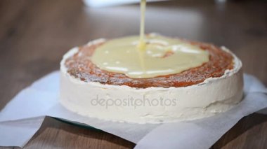 Eritilmiş beyaz çikolata kek üzerine dökün