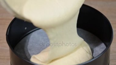Tereyağı ile yağlanmış fırın tava içine meyilli dökme