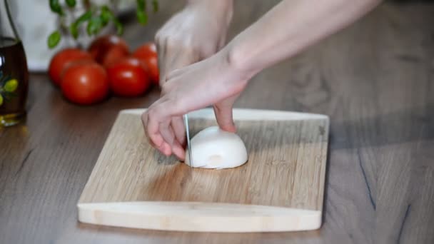 Chef cortando una cebolla con un cuchillo — Vídeos de Stock