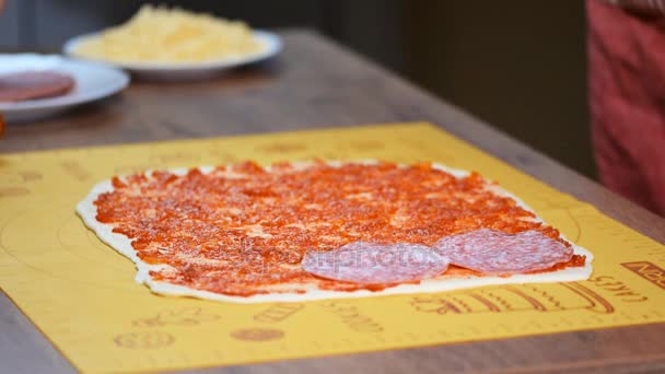 Colocar salsicha e salame em cima da pizza — Vídeo de Stock