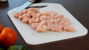 Ekleme baharat, tuz ve biber tavuk yemek. Çiğ tavuk dilimler halinde kesilir