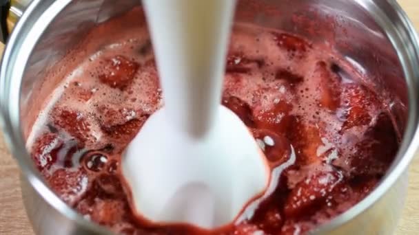 Vermalen in een blender aardbeien op siroop — Stockvideo