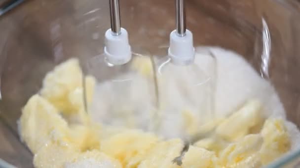 Mulher batendo com um misturador de manteiga c açúcar — Vídeo de Stock