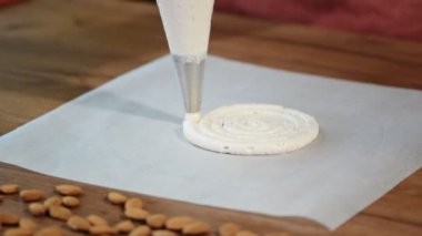 Hamur hamur işi çanta sıkmak. Esterhazy kek hazırlamak için.
