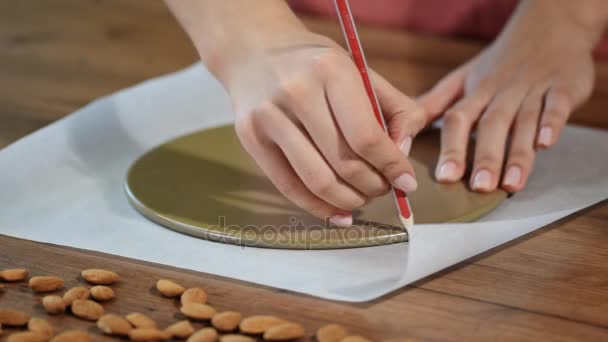 La mujer dibuja un círculo en papel pergamino — Vídeos de Stock
