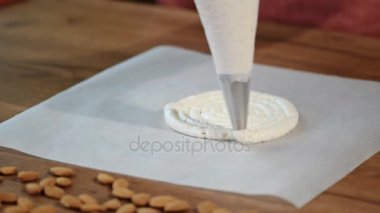 Hamur hamur işi çanta sıkmak. Esterhazy kek hazırlamak için