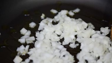 Kızartma tavasında kızarmış soğan.