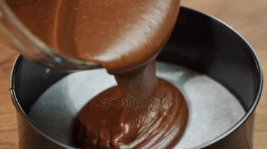 Teneke pişirme içine dökülen kek hamuru