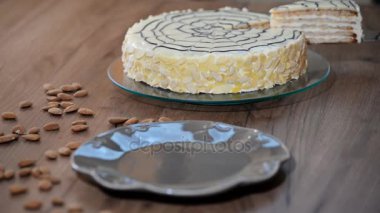 Esterhazy pastasından bir tabak koymak