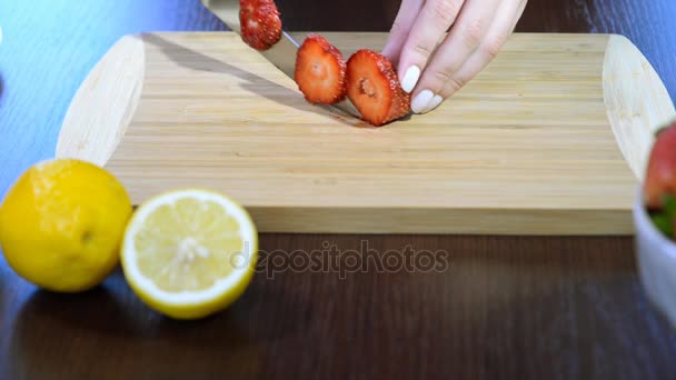 Chef Hand and Knife Slicing Fresa fresca en tabla de cortar de madera . — Vídeos de Stock