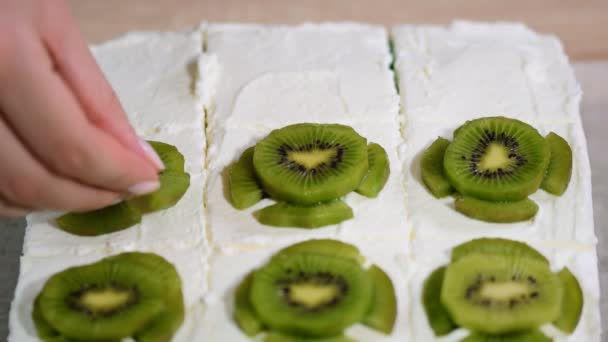 Womens hand decorated cake kiwi — Stock Video