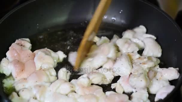 Trozos de filete de pollo frito en una sartén. Filete de pollo con especias . — Vídeo de stock