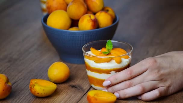 Gadis makan aprikot mousse — Stok Video