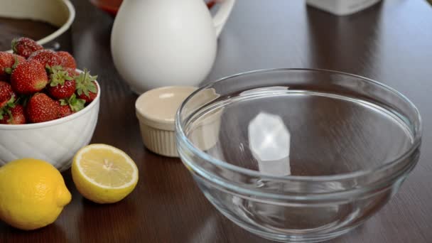 酸奶油倒入玻璃碗 — 图库视频影像