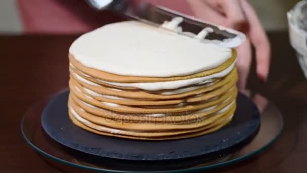 Cukrászda készíti elő a Layer Cake. A torta főzés — Stock videók