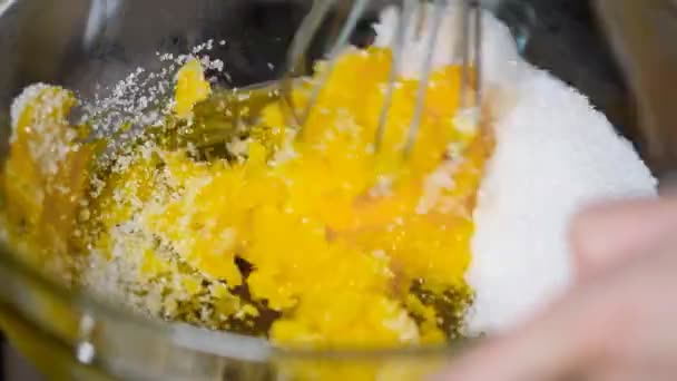 Batir los huevos con el azúcar — Vídeos de Stock