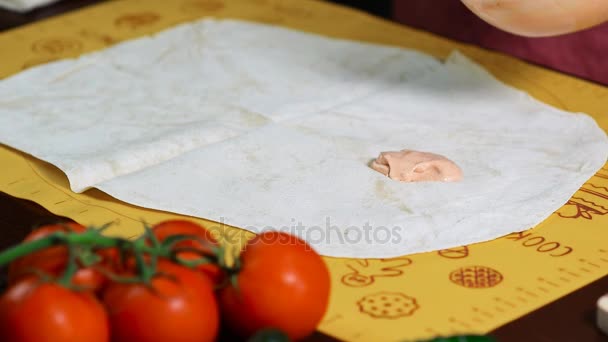 Ponle salsa al pan de pita. Cocinar Shawarma en la cocina — Vídeos de Stock