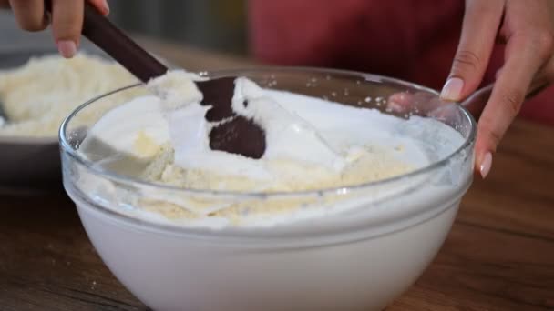 Mescolare la meringa con la farina di mandorle. Mani delle donne mescolando pasta dolce — Video Stock