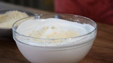 Beze ile badem unu karıştırın. Kadının karıştırma tatlı hamur eller