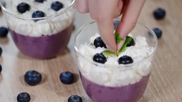 Versier Met Munt Bladeren Blueberry Panna Cotta Een Glas — Stockvideo