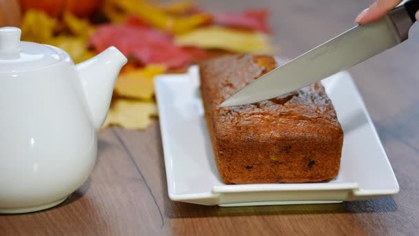 Mano Femminile Con Coltello Taglia Pane Zucca — Video Stock