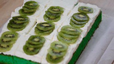 Kadın el dekore kek kivi