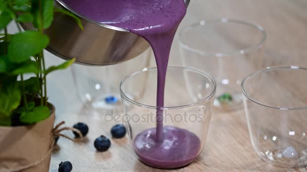 Koken Blueberry Panna Cotta Giet Glazen — Stockvideo