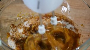 İle bir mikser beat yumurta ve kahverengi şeker kabın içinde