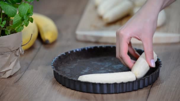 Žena v kuchyni vaření Banánový koláč