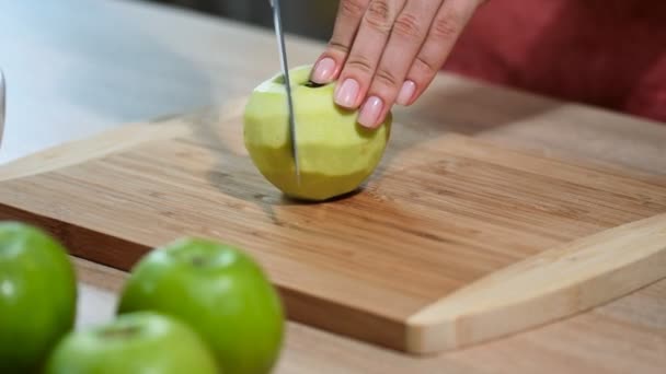 Žena Ruku Nožem Řeže Apple Dřevěné Desce Kuchyni Zdravé Stravování — Stock video