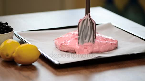 パヴロワ 基づくメレンゲ デザート の基本クラス 飾る渦巻き平面的なクリーミーな卵の白身に追加されているし オーブンのベーキング トレイ上でミックスを準備ができて砂糖 — ストック動画