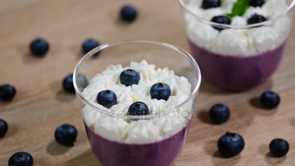 Nane Yaprakları Blueberry Panna Cotta Bir Cam Ile Süsleyin — Stok video