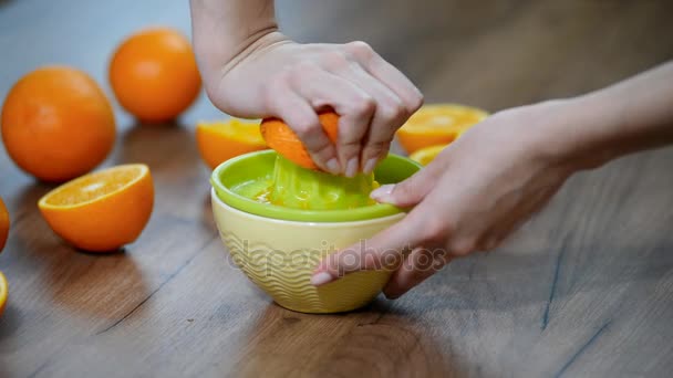 Espremendo Suco Laranja Fresco — Vídeo de Stock