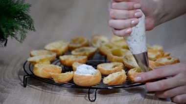 Şef profiterol krem doldurur