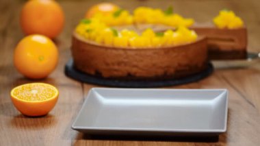 Bir tabak içinde bir parça çikolata turuncu mousse kek koy