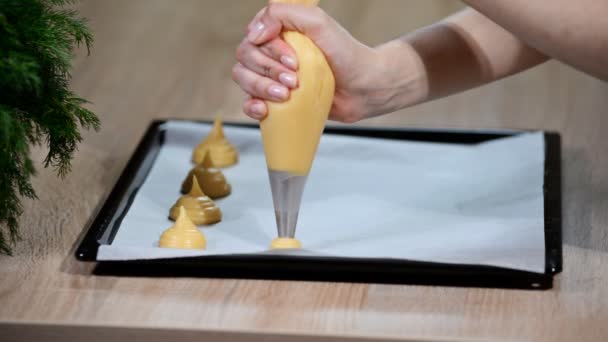 Masa Choux Tubería Para Profiteroles Sobre Papel Hornear — Vídeos de Stock