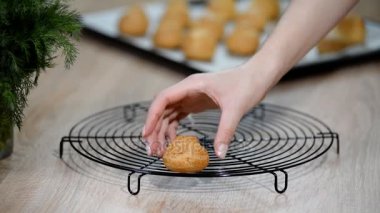Profiterol soğutmak için bir rafa koymak