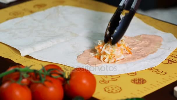 Eine Frau Der Küche Bereitet Shawarma Füllung Auf Fladenbrot Geben — Stockvideo