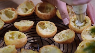 Şef profiterol krem doldurur