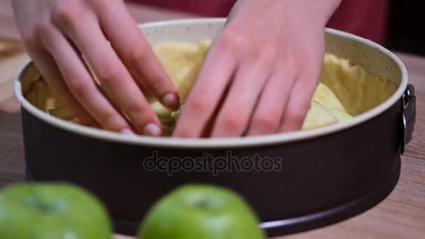 Mujer Cocinando Pastel Manzana — Vídeos de Stock