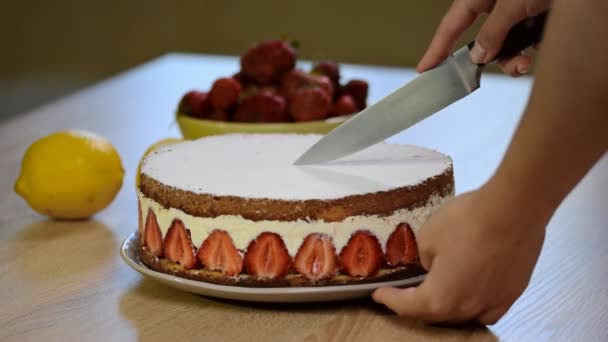 Schneiden Sie Ein Stück Erdbeerkuchen Mit Einem Messer — Stockvideo