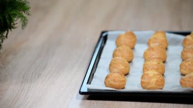 Pişirme çanağı içinde taze pişmiş profiterol