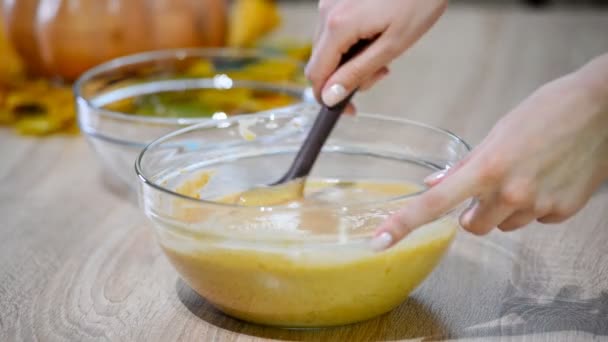 Mains Confiseur Féminin Méconnaissable Mélangeant Miettes Crème Fouettée Dans Bol — Video