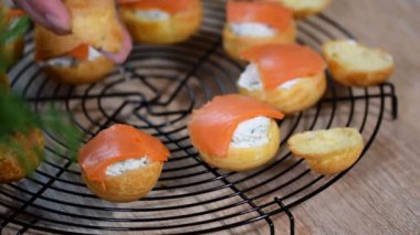 Somon ve creamcheese puffs. Profiterol veya kanepe