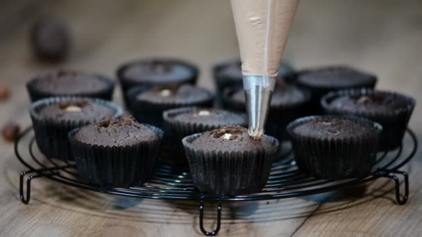 Vanilyalı Krema Ile Çikolatalı Kek Dekorasyon — Stok video